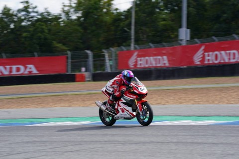 Pebalap Astra Honda Vega Ega Pratama beraksi pada Race 1 kelas Asia Production 250cc (AP250) Asia Road Racing Championship (ARRC) 2023 seri 6 di Chang International Circuit, Buriram, Thailand. Foto: AHM