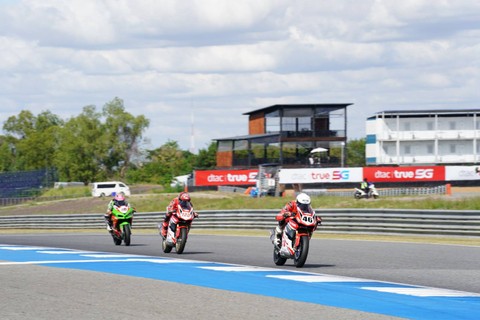 Pebalap Astra Honda Vega Ega Pratama beraksi pada Race 1 kelas Asia Production 250cc (AP250) Asia Road Racing Championship (ARRC) 2023 seri 6 di Chang International Circuit, Buriram, Thailand. Foto: AHM
