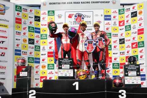 Pebalap Astra Honda Vega Ega Pratama (tengah) raih podium pertama pada Race 1 kelas Asia Production 250cc (AP250) Asia Road Racing Championship (ARRC) 2023 seri 6 di Chang International Circuit, Buriram, Thailand. Foto: AHM