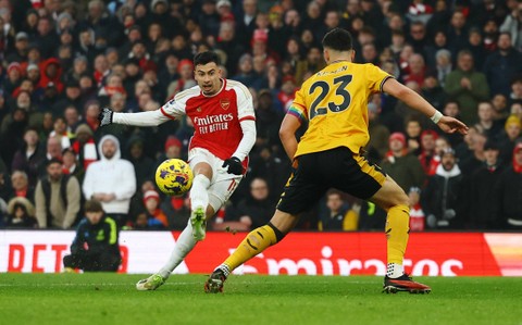 Gabriel Martinelli diadang Max Kilman saat Arsenal vs Wolverhampton Wanderers dalam laga pekan ke-14 Liga Inggris 2023/24 di Stadion Emirates, London, pada Sabtu (2/12/2023) malam WIB. Foto: REUTERS/Hannah Mckay