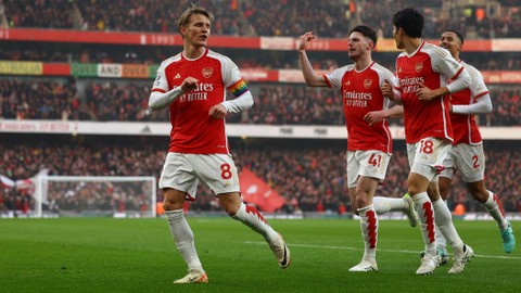 Martin Odegaard (kiri) selebrasi gol saat Arsenal vs Wolverhampton Wanderers dalam laga pekan ke-14 Liga Inggris 2023/24 di Stadion Emirates, London, pada Sabtu (2/12/2023) malam WIB. Foto: REUTERS/Hannah Mckay