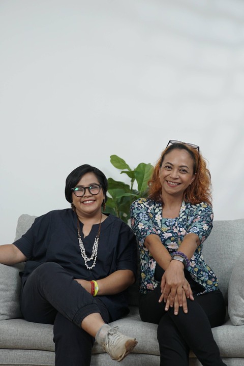Ratri Suksma dan Ayu Oktariani, dua perempuan yang membuktikan bahwa HIV tak menghalangi mereka untuk tetap positif menjalani hidup serta sukses melakoni karier. Foto: kumparan
