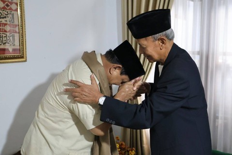 Calon presiden nomor urut 2, Prabowo Subianto bersilaturahmi ke Pondok Pesantren (Ponpes) Cipasung, Sabtu (2/12).  Foto: Dok. Istimewa