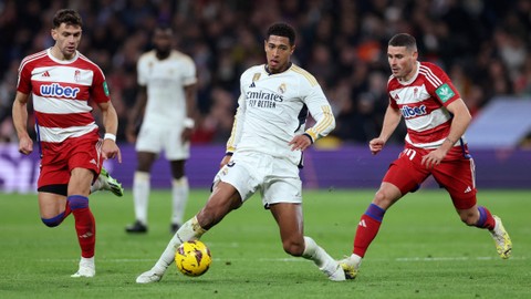 Aksi Jude Bellingham (tengah) saat Real Madrid vs Granada dalam laga pekan ke-15 Liga Spanyol 2023/24 di Stadion Santiago Bernabeu pada Minggu (3/12) dini hari WIB. Foto: REUTERS/Isabel Infantes