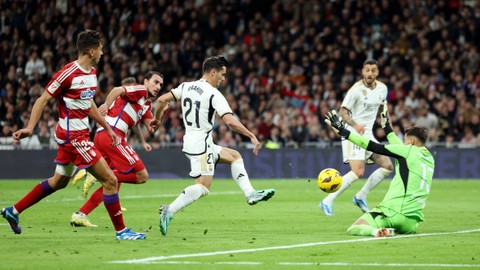 Aksi Brahim Diaz (#21) saat Real Madrid vs Granada dalam laga pekan ke-15 Liga Spanyol 2023/24 di Stadion Santiago Bernabeu pada Minggu (3/12) dini hari WIB. Foto: REUTERS/Isabel Infantes
