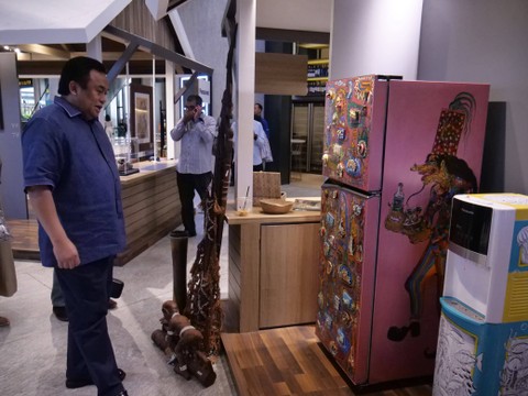 Rachmat Gobel mengunjungi pameran lukisan di selasar Ashta, sebuah mal eksklusif di kawasan SCBD di Jl Senopati, Jakarta Selatan.  Foto: Dok. Istimewa