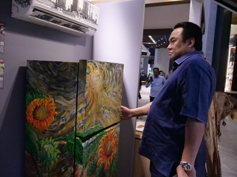Rachmat Gobel mengunjungi pameran lukisan di selasar Ashta, sebuah mal eksklusif di kawasan SCBD di Jl Senopati, Jakarta Selatan.  Foto: Dok. Istimewa