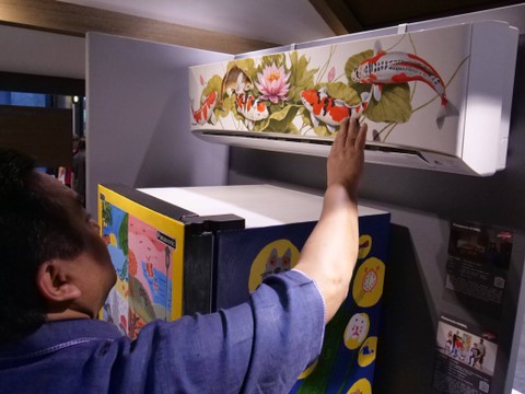 Rachmat Gobel mengunjungi pameran lukisan di selasar Ashta, sebuah mal eksklusif di kawasan SCBD di Jl Senopati, Jakarta Selatan.  Foto: Dok. Istimewa