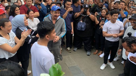 Cawapres nomor urut 2 Gibran Rakabuming Raka melakukan giat di Car Free Day dan menyapa komunitas olahraga parkur dan komunitas musik koplo di kawasan Sarinah, Jalan M. H. Thamrin, Jakarta, pada Minggu (3/12/2023). Foto: Luthfi Humam/kumparan
