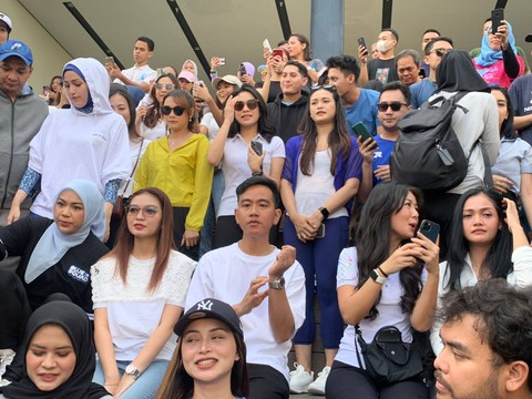 Cawapres nomor urut 2 Gibran Rakabuming Raka melakukan giat di Car Free Day dan menyapa komunitas olahraga parkur dan komunitas musik koplo di kawasan Sarinah, Jalan M. H. Thamrin, Jakarta, pada Minggu (3/12/2023). Foto: Luthfi Humam/kumparan