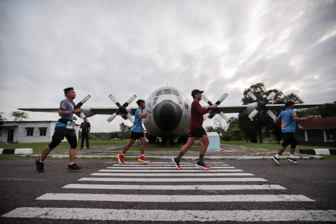 Peserta mengikuti lomba lari 21K, 10K dan 5K pada ajang Adisutjipto Urban Obstacle Run (AUOR) 2023 di kawasan Lanud Adisutjipto, Yogyakarta, Jawa Tengah, Minggu (3/12/2023). Foto: Jamal Ramadhan/kumparan