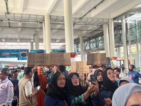 Pendukung Anies Baswedan di Bandara Kualanamu, Deli Serdang, Sumatera Utara, Minggu (3/12/2023). Foto: Haya Syahira/kumparan