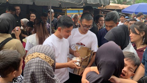 Cawapres nomor urut 2 Gibran Rakabuming Raka dan istrinya Selvi Ananda blusukan membagi-bagikan susu kepada masyarakat di Pasar Rawasari, Cempaka Putih, Jakarta pada Minggu (3/12/2023). Foto: Luthfi Humam/kumparan
