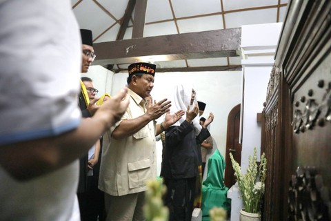 Calon presiden nomor urut 2 Prabowo Subianto  berziarah ke makam Sultan Maulana Hasanuddin saat kampanye di kawasan Masjid Agung Banten, Kota Serang, Banten, Minggu (3/12/2023). Foto: Dok. Istimewa