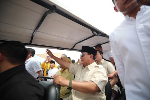 Calon presiden nomor urut 2 Prabowo Subianto  berziarah ke makam Sultan Maulana Hasanuddin saat kampanye di kawasan Masjid Agung Banten, Kota Serang, Banten, Minggu (3/12/2023). Foto: Dok. Istimewa