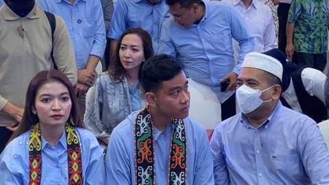 Gibran bersama Relawan Sedulur Jokowi yang mendeklarasikan dukungan untuk Prabowo dan dirinya di Hotel Borobudur, Jakarta, Minggu (3/12/2023). Foto: Luthfi Humam/kumparan