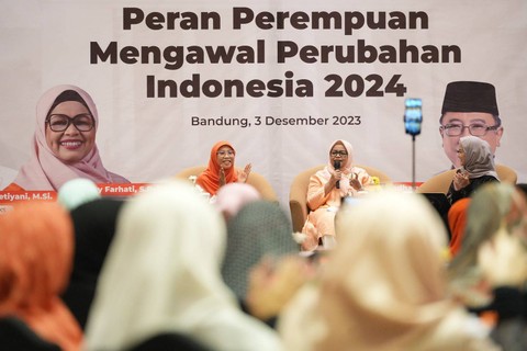 Istri Anies Baswedan, Fery Farhati menjadi pembicara di acara Sarasehan Perempuan Jawa Barat di Grand Hotel Preanger, Bandung, Jawa Barat, Minggu, (3/12/2023). Foto: Dok. Istimewa