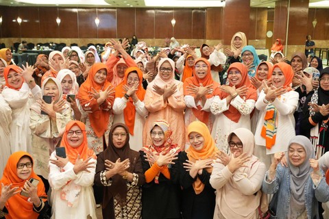 Istri Anies Baswedan, Fery Farhati menjadi pembicara di acara Sarasehan Perempuan Jawa Barat di Grand Hotel Preanger, Bandung, Jawa Barat, Minggu, (3/12/2023). Foto: Dok. Istimewa