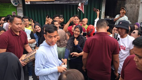 Cawapres nomor urut 2 Gibran Rakabuming Raka blusukan dan membagikan susu di Karet, Tanah Abang, Jakarta, Minggu (3/12/2023). Foto: Annisa Thahira Madina/kumparan