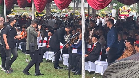 Ketum Partai Demokrat Agus Harimurti Yudhoyono (AHY) hadiri pemakaman Mantan Kepala BNPB Letjen TNI (Purn) Doni Monardo di TMP Kalibata, Senin (4/12/2023). Foto: Annisa Thahira Madina/kumparan