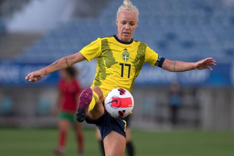 Gelandang Swedia Caroline Seger mengontrol bola selama pertandingan sepak bola internasional wanita Piala Algarve antara Portugal dan Swedia di stadion Algarve di Loule, dekat Faro, Portugal pada 20 Februari 2022. Foto: Jorge Guerrero/AFP