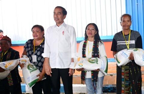 Presiden Joko Widodo membagikan bantuan kepada masyarakat di Labuan Bajo, Senin (4/12/2023). Foto: Muchlis Jr/Biro Pers Sekretariat Presiden