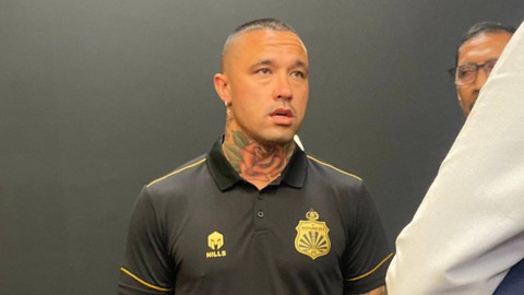 Radja Nainggolan diperkenalkan sebagai pemain baru Bhayangkara FC di Jakarta, Senin (4/12/2023). Foto: Soni Insan Bagus/kumparan