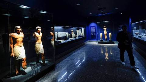 Wisatawan mengunjungi situs piramida berundak raja Mesir Kuno Dinasti ketiga Djoser (abad ke-27 SM), di Pemakaman Saqqara di selatan ibu kota Mesir, Kairo. Foto: Khaled Desouki / AFP