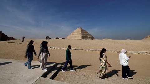 Wisatawan mengunjungi situs piramida berundak raja Mesir Kuno Dinasti ketiga Djoser (abad ke-27 SM), di Pemakaman Saqqara di selatan ibu kota Mesir, Kairo. Foto: Khaled Desouki / AFP