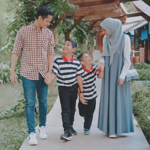 Alyssa Soebandono dan Dude Harlino mengumumkan kehamilan anak ketiga. Foto: Instagram/@ichasoebandono