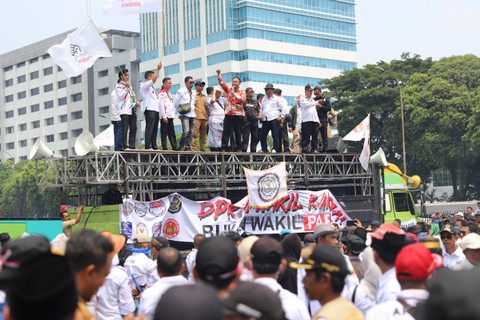 Aksi kepala desa dari berbagai daerah melakukan aksi unjuk rasa di depan gedung DPR RI, Selasa (5/12/2023). Foto: Iqbal Firdaus/kumparan