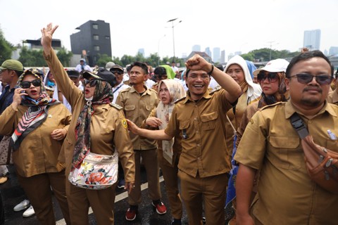 Aksi kepala desa dari berbagai daerah melakukan aksi unjuk rasa di depan gedung DPR RI, Selasa (5/12/2023). Foto: Iqbal Firdaus/kumparan