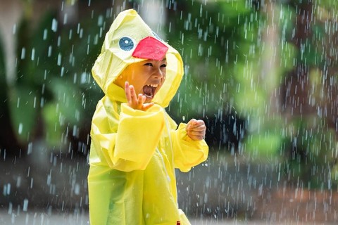 Ilustrasi anak mandi hujan. Foto: TORWAISTUDIO/Shutterstock