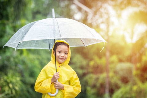 Ilustrasi anak mandi hujan. Foto: lllonajalll/Shutterstock