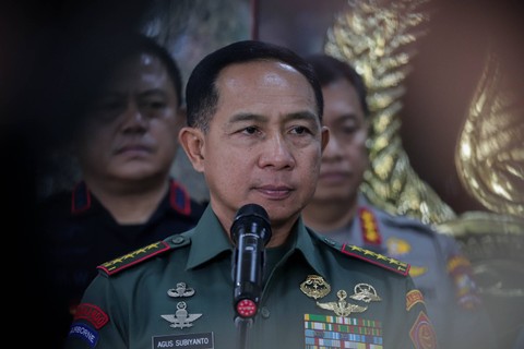 Panglima TNI Jenderal Agus Subiyanto menyampaikan keterangan usai melakukan pertemuan dengan Kapolri Jenderal Listyo Sigit Prabowo di Mabes Polri, Jakarta, Selasa (5/12/2023). Foto: Jamal Ramadhan/kumparan