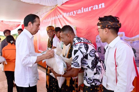 Presiden Jokowi membagikan bantuan cadangan beras pemerintah di Komplek Pergudangan Danga. Foto: Muchlis Jr/Biro Pers Sekretariat Presiden