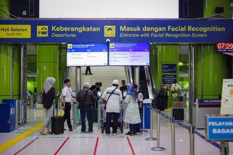Calon penumpang kereta api berjalan di  Stasiun Gambir, Jakarta, Rabu (6/12/2023). Foto: Iqbal Firdaus/kumparan