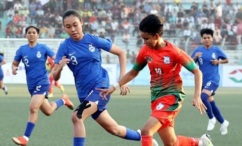 Timnas Wanita Bangladesh melawan Singapura di pertandingan persahabatan, Senin (4/12). Foto: Instagram/@fasingapore