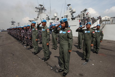 Sejumlah personel TNI AL yang tergabung dalam Satgas Maritime Task Force (MTF) KONGA XXVIII-O/UNIFIL TA 2023 melakukan penghormatan sebelum diberangkatkan di Koarmada II, Surabaya, Jawa Timur, Rabu (6/12/2023). Foto: Didik Suhartono/Antara Foto