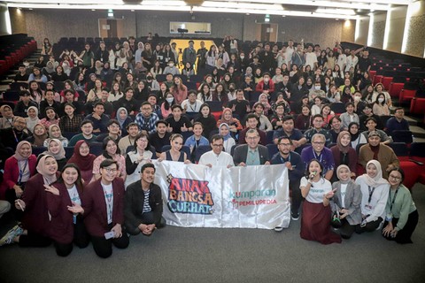 Peserta foto bersama para pembicara pada acara kumparan Anak Bangsa Curhat (ABC) di Binus University, Kampus Anggrek, Jakarta, Rabu (6/12/2023). Foto: Jamal Ramadhan/kumparan