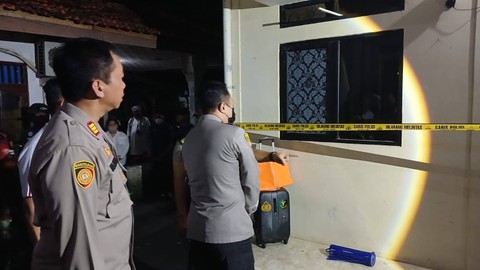 Polisi melakukan proses olah TKP pembunuhan 4 anak di Jagakarsa, Jakarta Selatan, Rabu (6/12/2023). Foto: Fadhil Pramudya/kumparan