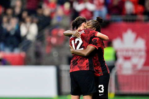 Kapten Christine Sinclair memeluk Kadeisha Buchanan setelah bermain di pertandingan internasional terakhirnya, saat ia pensiun dari tim sepak bola wanita nasional Kanada setelah pertandingan persahabatan melawan Australia. Foto: Jennifer Gauthier/Reuters