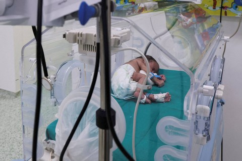 Ilustrasi bayi di Rumah Sakit Indonesia Gaza. Foto: Amr Abdallah Dalsh/Reuters.