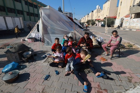Keluarga pengungsi dari Khan Younis mendirikan tenda pengungsian di wilayah Rafah yang berbatasan Gaza dengan Mesir. Foto: MOHAMMED ABED / AFP