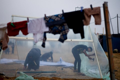 Pengungsi dari Khan Younis mendirikan tenda di wilayah Rafah yang berbatasan Gaza dengan Mesir. Foto: Mohammed Salem/REUTERS