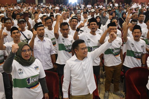 Cawapres nomor urut 1 Muhaimin Iskandar menyanyikan yel-yel bersama para relawan dalam peluncuran Satu Juta Jubir Desa dan Barisan Relawan Desa Anies-Muhaimin (Balad Amin) di Taman Rekreasi Wiladatika, Kota Depok, Jawa Barat, Kamis (7/12/2023). Foto: Aditya Pradana Putra/ANTARA FOTO