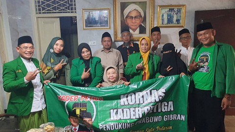 Kader PPP Jatim yang mengatasnamakan Kornas PeTiga bersilaturahmi ke Dewan Pengarah TKN Prabowo-Gibran, Nyai Haji Machfudhoh Aly Ubaid. Foto: Dok. Istimewa