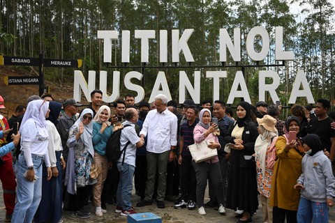 Calon presiden nomor urut 3 Ganjar Pranowo (tengah) berbincang dengan warga saat berkunjung di Titik Nol Ibu Kota Negara (IKN) Nusantara, Penajam Paser Utara, Kalimantan Timur, Kamis (7/12/2023).  Foto: M Risyal Hidayat/ANTARA FOTO