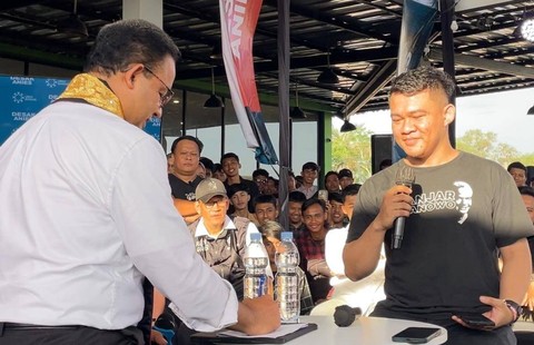 Anies Baswedan bersama salah satu relawan Ganjar Pranowo di Bento Kopi Lampung. | Foto: Renanda/ Lampung Geh