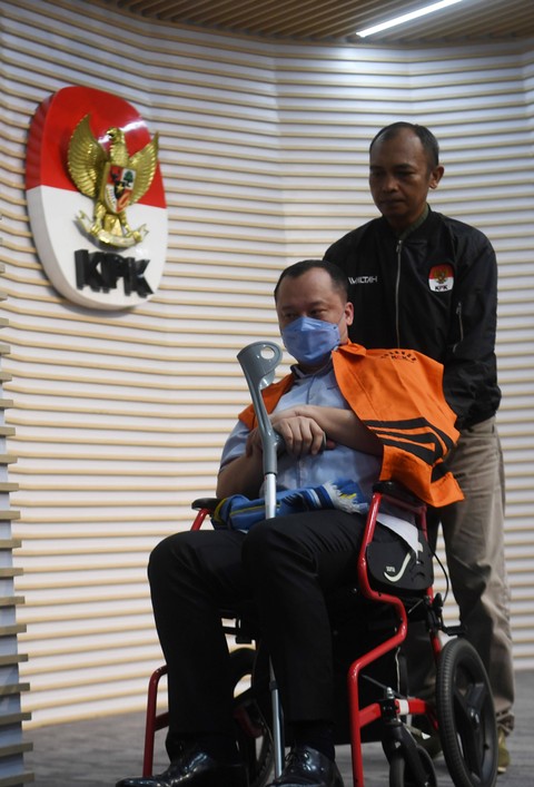 Tersangka penyuap Wakil Menteri Hukum dan Hak Asasi Manusia (Wamenkumham) Edward Omar Sharif Hiariej, Helmut Hermawan mengenakan rompi tahanan dihadirkan saat konferensi pers di Gedung Merah Putih KPK, Jakarta, Kamis (7/12/2023). Foto: Akbar Nugroho Gumay/ANTARA FOTO
